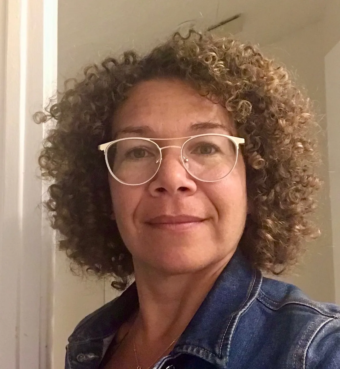 Anne ASSEMAT portrait Anne ASSEMAT<br />
Thérapeute IR<br />
therapeute<br />
intelligence relationnelle